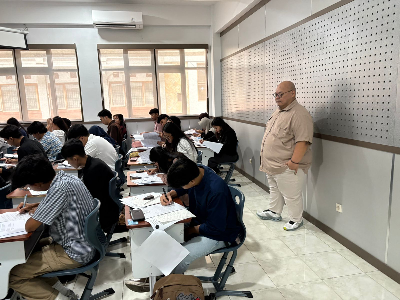 Wakil Dekan Bidang Akademik FEB UB Pantau Langsung Pelaksanaan Ujian Akhir Semester (UAS) Ganjil Tahun Akademik 2025/2026