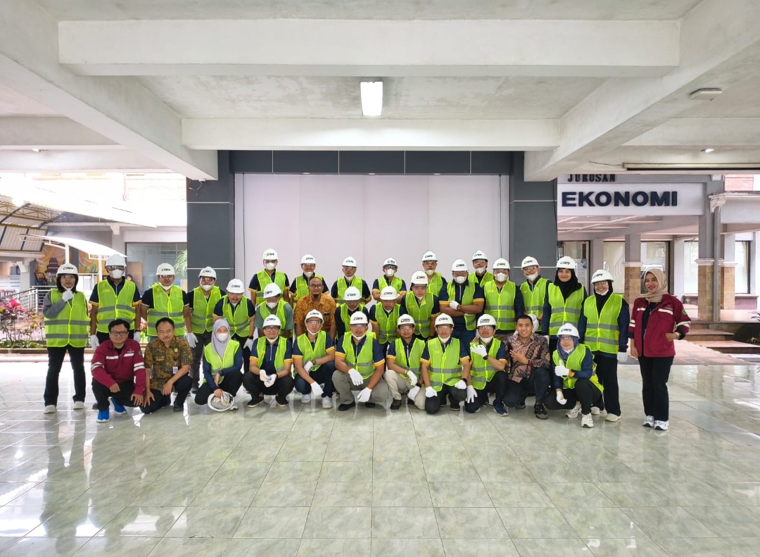 Tingkatkan Standar Keselamatan Kerja, Tendik FEB UB Ikuti Pelatihan Pemadam Kebakaran Bersertifikasi Kemnaker RI