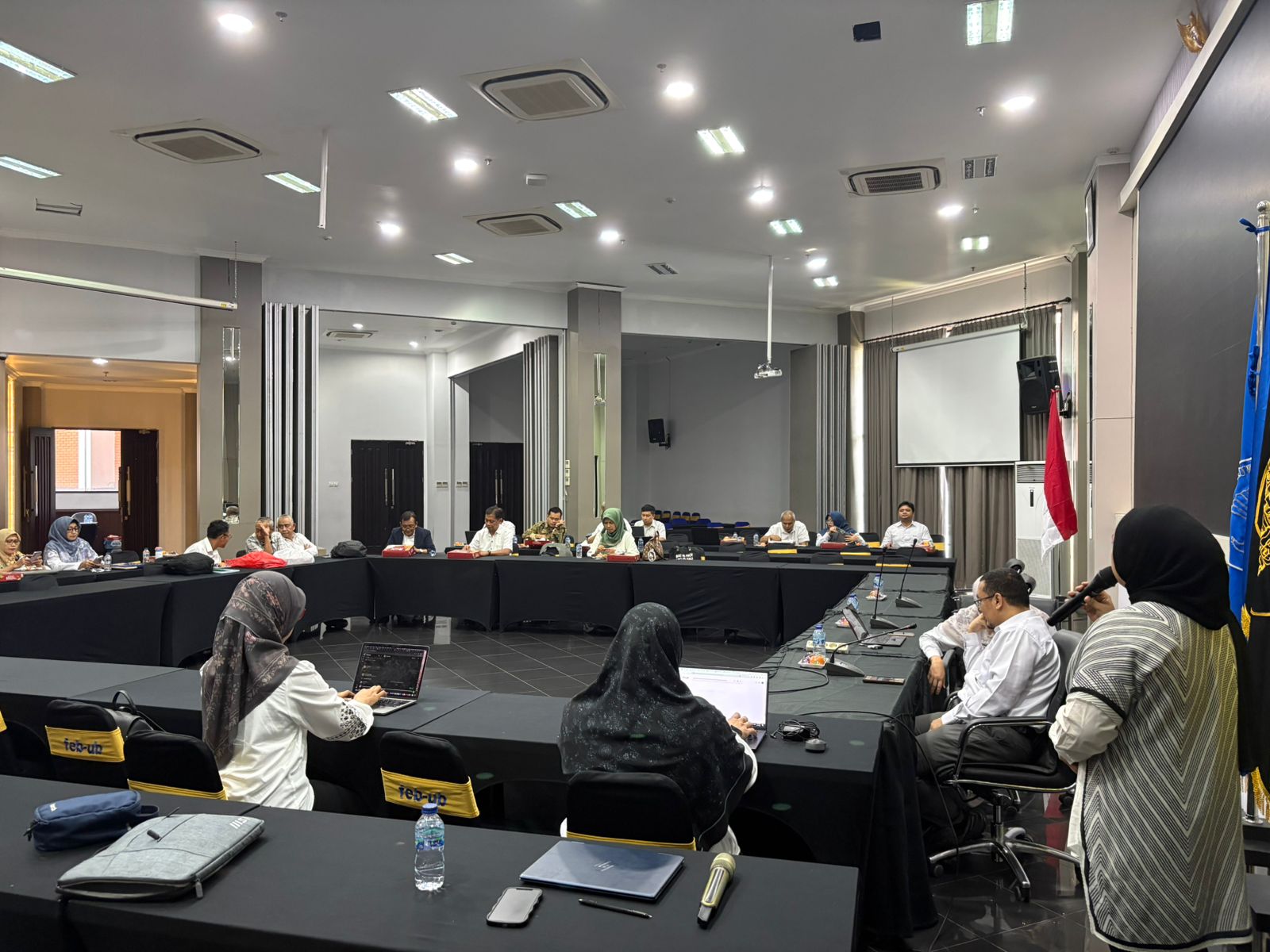 Fakultas Ekonomi dan Bisnis Universitas Brawijaya (FEB UB) Gelar Sosialisasi Perjanjian Kinerja (PK) dan Pelatihan Pengelolaan Data Kinerja sesuai IKU FEB UB tahun 2026 dengan pemateri Tim SAK Universitas Brawijaya.